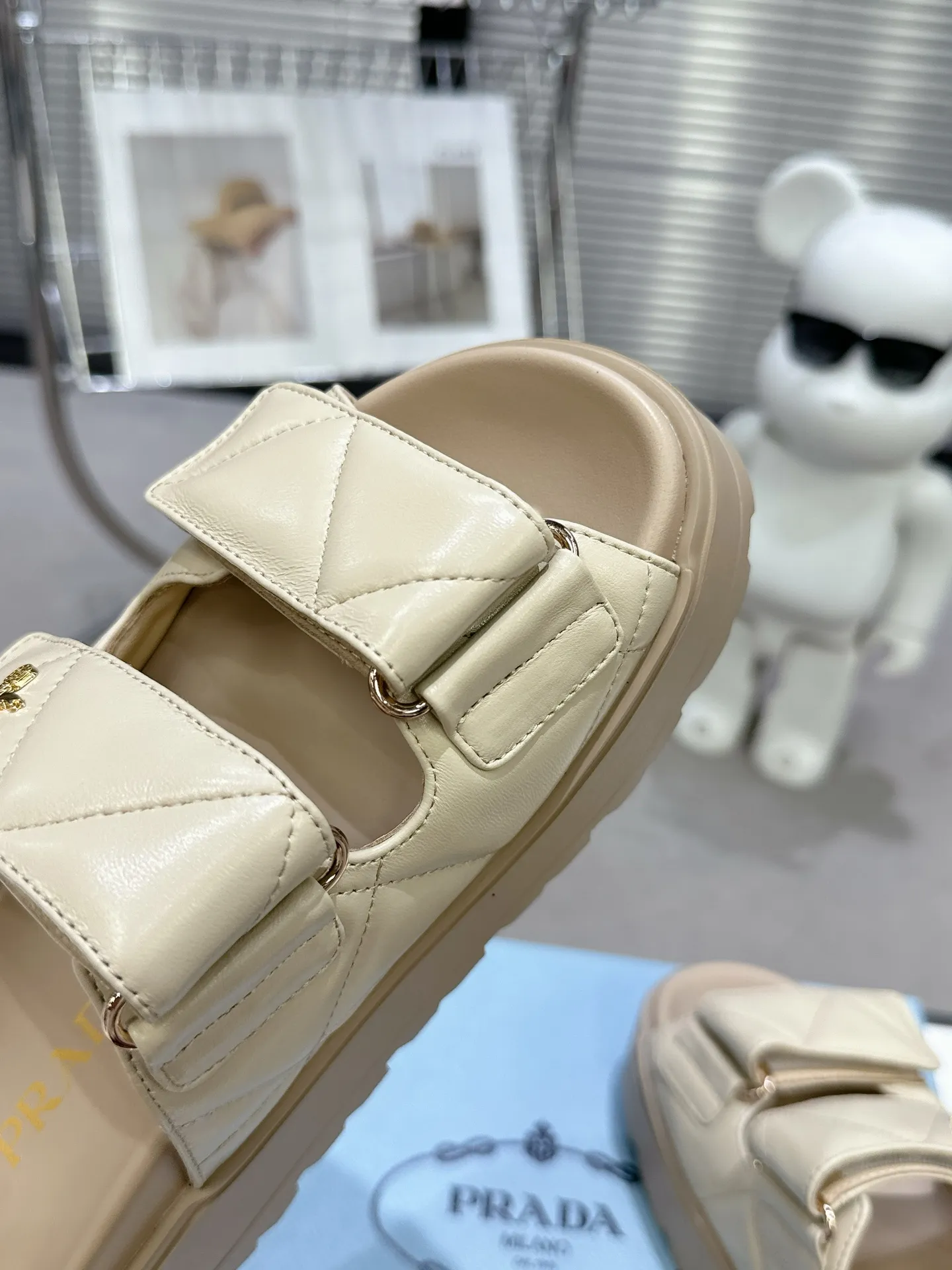 👟👟Ex-factory price 440👟👟 PRADA 2025 vs spring and summer popular sandals series... [Thick-soled double-button sandals] Original 1:1 customization, this year's most fashionable and popular retro British style, simple and elegant, all styles are good-looking, platform thick soles make you slimmer and taller, very comfortable, fashionable and versatile... Many Internet celebrities are on their feet. These platform round-toe thick-soled shoes are very popular this year. They can be worn (increased) for both leisure and leisure. ❶Material: Customized imported calf leather ❷Inner: Customized imported sheepskin ❸Outsole: Original molded ultra-light outsole ❹Sole thickness: 5.5cm ❺Number of yards: 35-40 ❻Packaging: Original full set of packaging ☀Color: Official website updated simultaneously